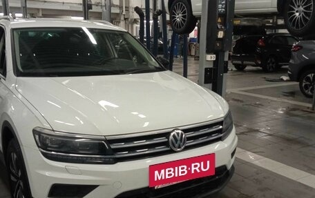 Volkswagen Tiguan II, 2020 год, 2 425 970 рублей, 2 фотография