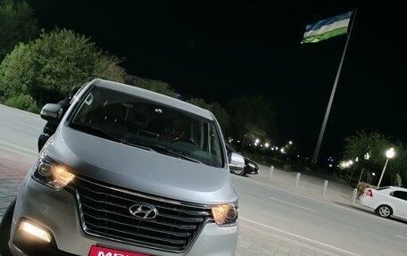 Hyundai Grand Starex Grand Starex I рестайлинг 2, 2019 год, 3 750 000 рублей, 2 фотография