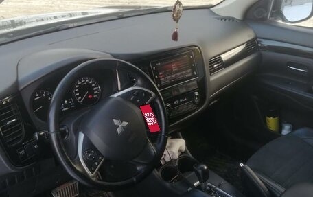 Mitsubishi Outlander III рестайлинг 3, 2013 год, 1 350 000 рублей, 10 фотография