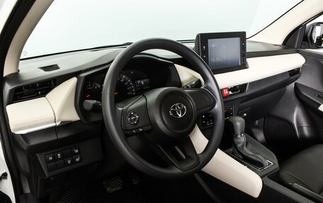 Toyota Yaris XP150 рестайлинг, 2022 год, 2 420 000 рублей, 12 фотография