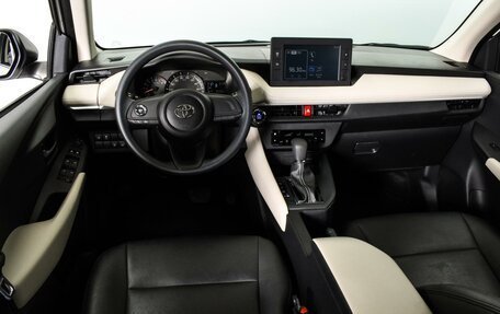 Toyota Yaris XP150 рестайлинг, 2022 год, 2 420 000 рублей, 8 фотография