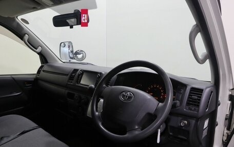 Toyota HiAce H200, 2015 год, 2 550 000 рублей, 10 фотография