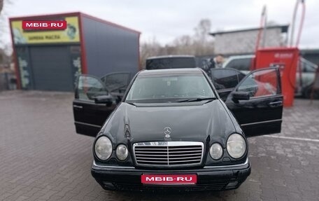 Mercedes-Benz E-Класс, 1999 год, 350 000 рублей, 2 фотография