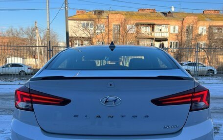 Hyundai Elantra VI рестайлинг, 2019 год, 1 900 000 рублей, 10 фотография