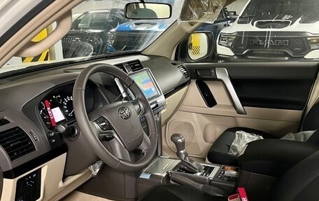 Toyota Land Cruiser Prado 150 рестайлинг 2, 2022 год, 8 000 000 рублей, 4 фотография