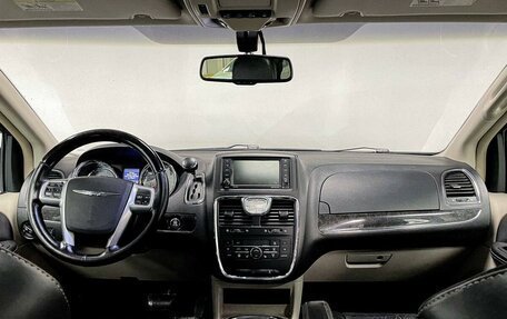 Chrysler Voyager IV, 2012 год, 1 687 000 рублей, 10 фотография