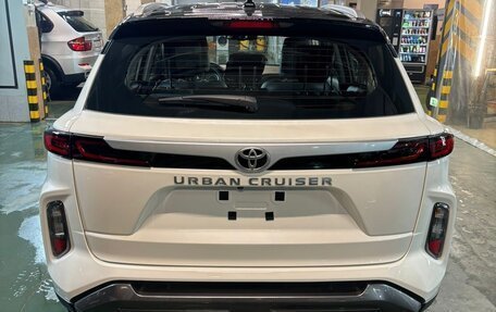 Toyota Urban Cruiser, 2023 год, 4 200 000 рублей, 5 фотография