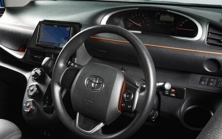 Toyota Sienta II, 2020 год, 1 749 000 рублей, 10 фотография