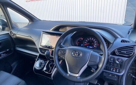 Toyota Voxy III, 2019 год, 2 300 000 рублей, 5 фотография