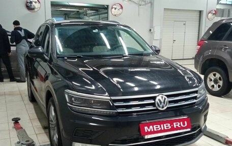 Volkswagen Tiguan II, 2017 год, 2 351 000 рублей, 2 фотография