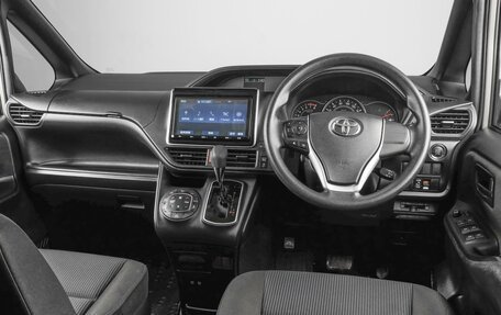 Toyota Voxy III, 2019 год, 2 799 000 рублей, 6 фотография