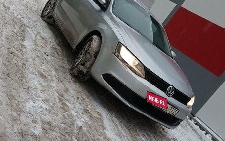 Volkswagen Jetta VI, 2013 год, 895 000 рублей, 4 фотография