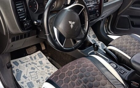 Mitsubishi Outlander III рестайлинг 3, 2014 год, 1 720 000 рублей, 2 фотография
