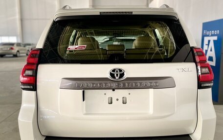 Toyota Land Cruiser Prado 150 рестайлинг 2, 2022 год, 7 650 000 рублей, 4 фотография