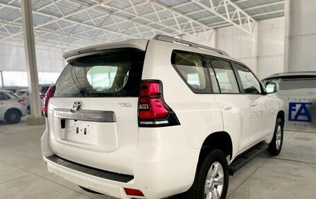 Toyota Land Cruiser Prado 150 рестайлинг 2, 2022 год, 7 650 000 рублей, 8 фотография