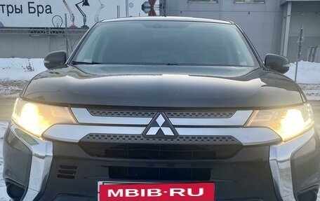 Mitsubishi Outlander III рестайлинг 3, 2018 год, 1 999 999 рублей, 3 фотография