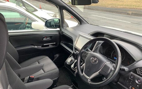 Toyota Voxy III, 2019 год, 2 051 000 рублей, 22 фотография