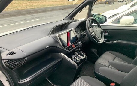 Toyota Voxy III, 2019 год, 2 051 000 рублей, 25 фотография