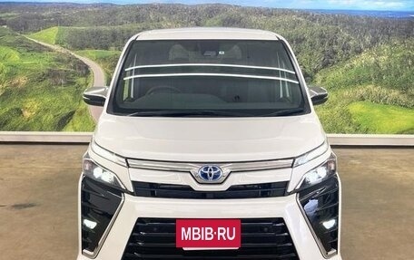 Toyota Voxy III, 2021 год, 1 900 000 рублей, 3 фотография