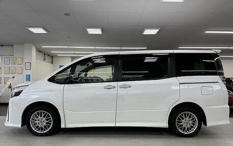 Toyota Voxy III, 2021 год, 1 960 000 рублей, 4 фотография