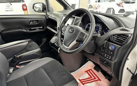 Toyota Voxy III, 2021 год, 1 960 000 рублей, 10 фотография