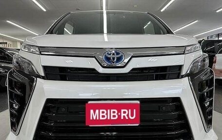 Toyota Voxy III, 2021 год, 1 960 000 рублей, 3 фотография