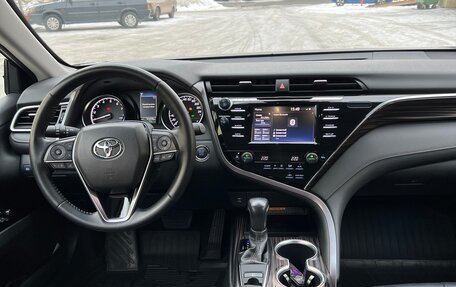 Toyota Camry, 2020 год, 3 650 000 рублей, 10 фотография