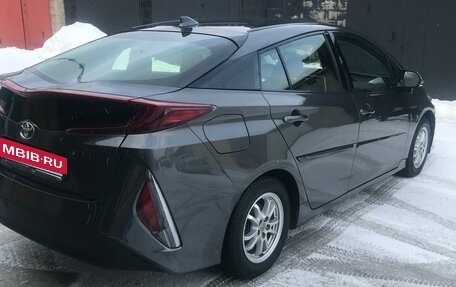 Toyota Prius IV XW50, 2017 год, 2 600 000 рублей, 12 фотография