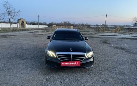 Mercedes-Benz E-Класс, 2017 год, 2 250 000 рублей, 3 фотография