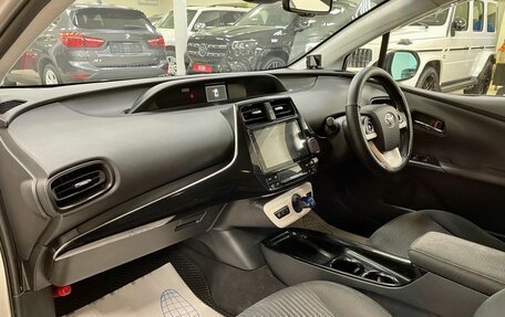 Toyota Prius IV XW50, 2017 год, 1 800 000 рублей, 10 фотография