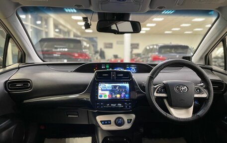 Toyota Prius IV XW50, 2017 год, 1 800 000 рублей, 11 фотография
