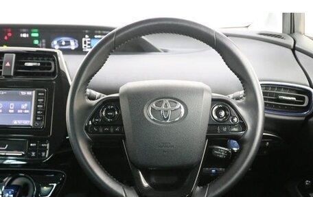 Toyota Prius IV XW50, 2019 год, 1 600 000 рублей, 4 фотография