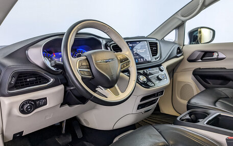 Chrysler Pacifica (RU), 2018 год, 3 450 000 рублей, 13 фотография