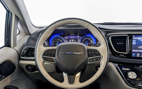 Chrysler Pacifica (RU), 2018 год, 3 450 000 рублей, 18 фотография