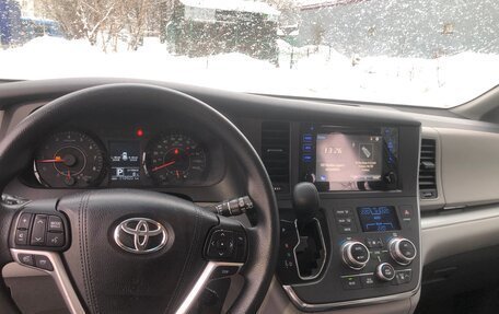 Toyota Sienna III, 2017 год, 2 790 000 рублей, 10 фотография
