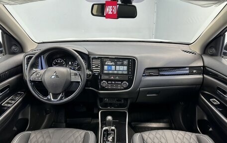 Mitsubishi Outlander III рестайлинг 3, 2022 год, 2 950 000 рублей, 16 фотография