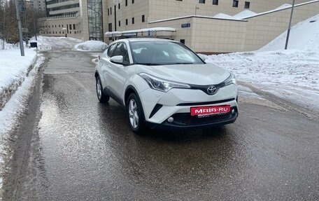 Toyota C-HR I рестайлинг, 2019 год, 2 500 000 рублей, 14 фотография