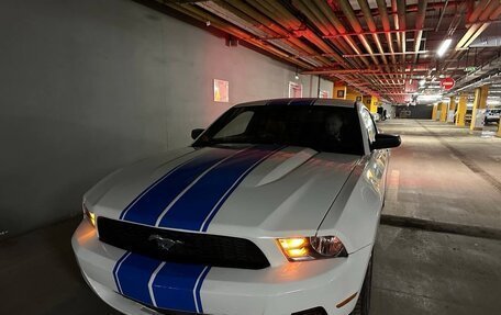 Ford Mustang VI рестайлинг, 2010 год, 1 930 000 рублей, 14 фотография