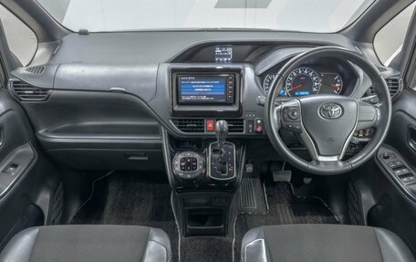 Toyota Noah III, 2016 год, 2 240 000 рублей, 20 фотография