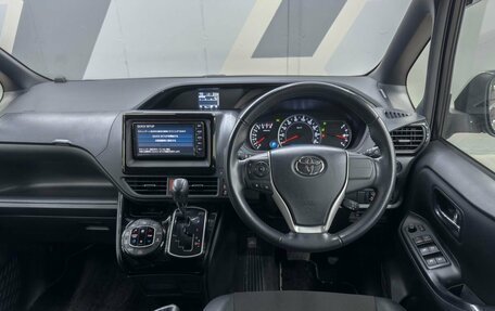 Toyota Noah III, 2016 год, 2 240 000 рублей, 24 фотография