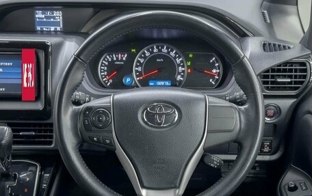 Toyota Noah III, 2016 год, 2 240 000 рублей, 23 фотография