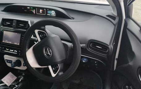 Toyota Prius IV XW50, 2016 год, 1 799 000 рублей, 5 фотография