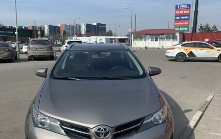Toyota Auris II, 2014 год, 1 400 000 рублей, 2 фотография
