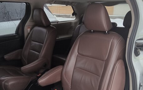 Toyota Sienna III, 2017 год, 3 130 000 рублей, 5 фотография