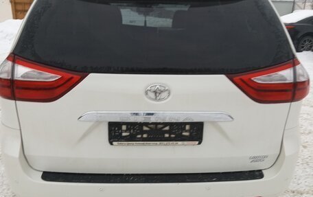 Toyota Sienna III, 2017 год, 3 130 000 рублей, 4 фотография