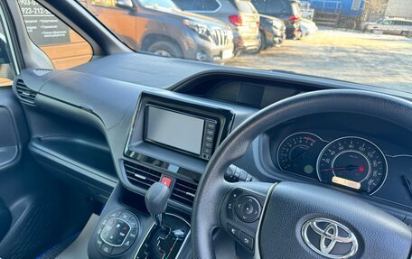 Toyota Voxy III, 2017 год, 2 375 000 рублей, 10 фотография