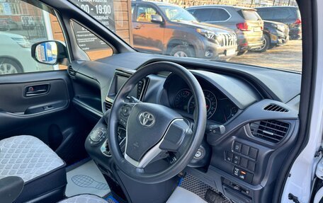 Toyota Voxy III, 2017 год, 2 375 000 рублей, 8 фотография