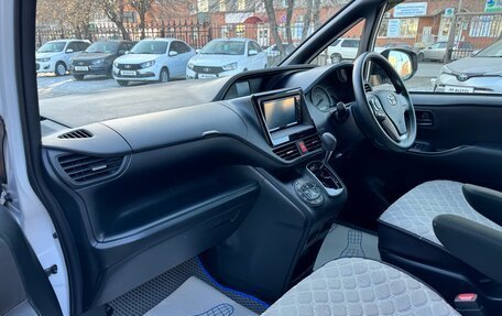Toyota Voxy III, 2017 год, 2 375 000 рублей, 14 фотография