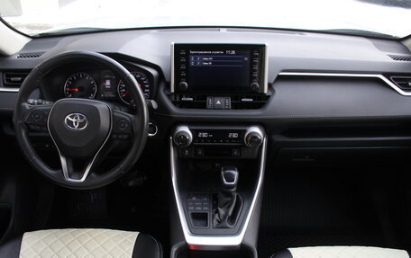 Toyota RAV4, 2020 год, 3 650 000 рублей, 10 фотография
