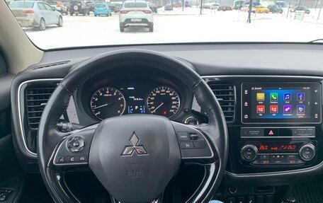 Mitsubishi Outlander III рестайлинг 3, 2018 год, 2 350 000 рублей, 10 фотография
